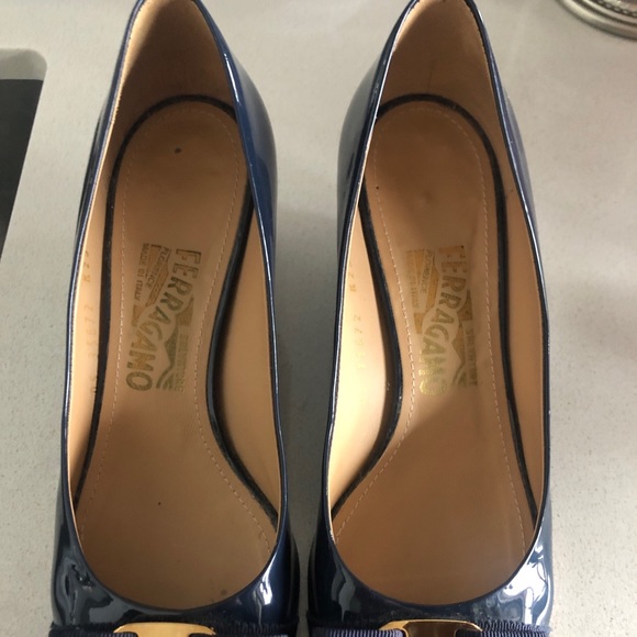 Salvatore Ferragamo Blue Patent Leather Sissi Bow Peep Toe Mid Wedge Pumps - Picture 8 of 10